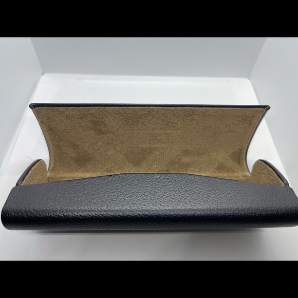 Burberry case - Picture 2 of 3